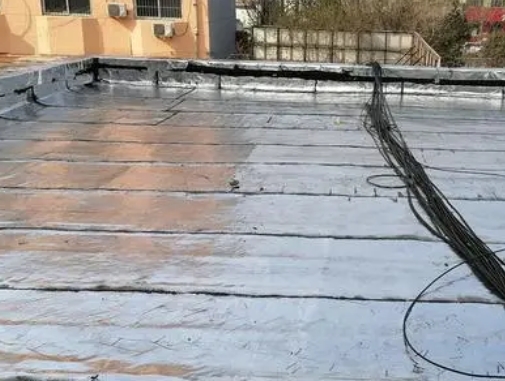 毕节市卫生间漏水维修公司分享下毕节市屋面楼顶防水刚性防水层施工要点。